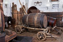Foto für Besuch des Südtiroler Weinmuseums mit einem Glas Kalterersee